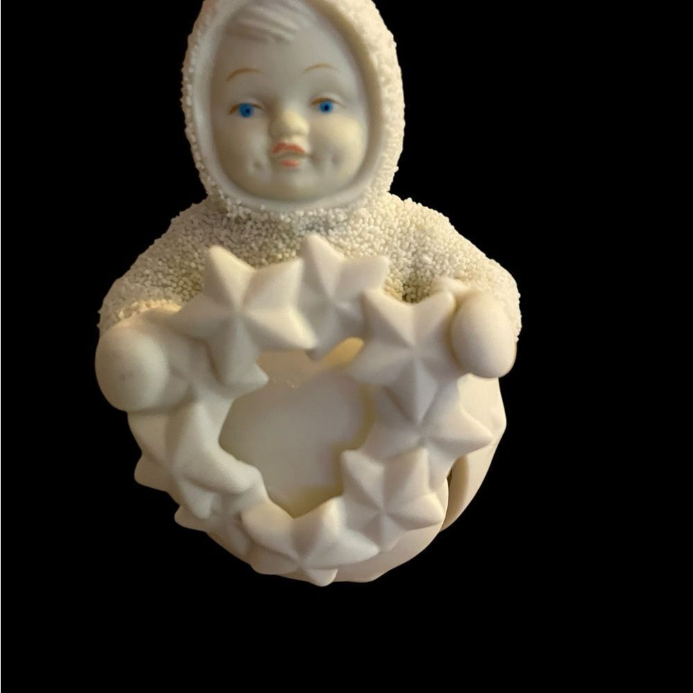 Department 56 Snow Baby Figurine with‎ Star Wreath Ornament